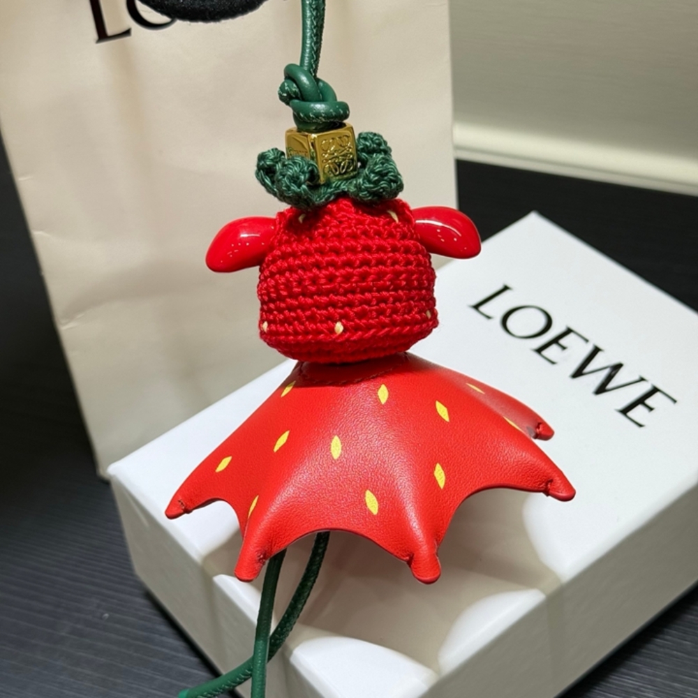 LOEWE Strawberry Elf Crochet Leather Bag Charm Pendant - Picture 3 of 10
